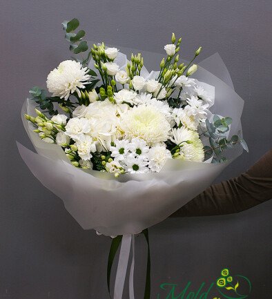 Bouquet of white hydrangea and chrysanthemums "Purity of feelings" photo 394x433