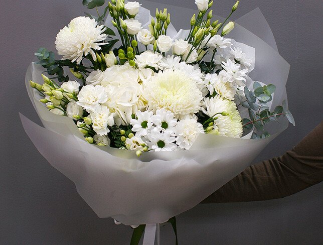 Bouquet of white hydrangea and chrysanthemums "Purity of feelings" photo