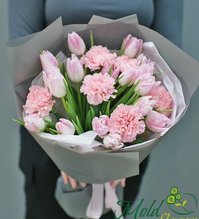 Bouquet of pink tulips and carnations photo 394x433