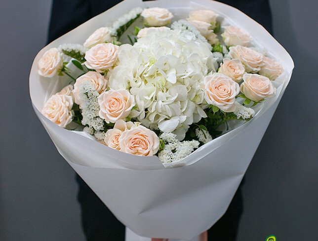flori buchete cu hortensie alba si trandafiri de tip tufa livrare 24/24