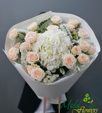 Buchet cu hortensie albă și trandafiri de tip tufă foto 394x433