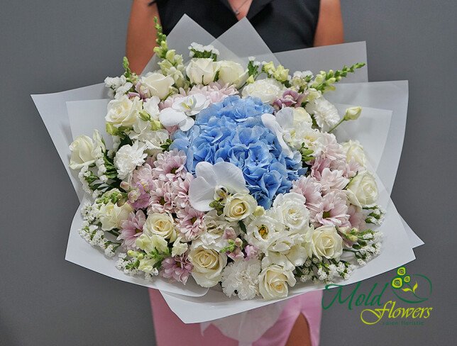 flori buchete cu hortensie albastra si trandafiri albi surpriza florilor livrare rapida in Chisinau