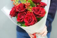 Bouquet of red roses and ilex — photo 5