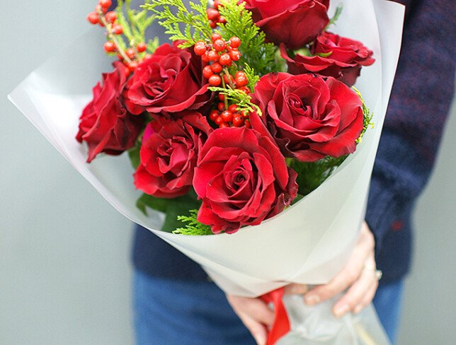 Bouquet of red roses and ilex — photo 5