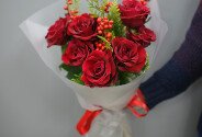 Bouquet of red roses and ilex — photo 1