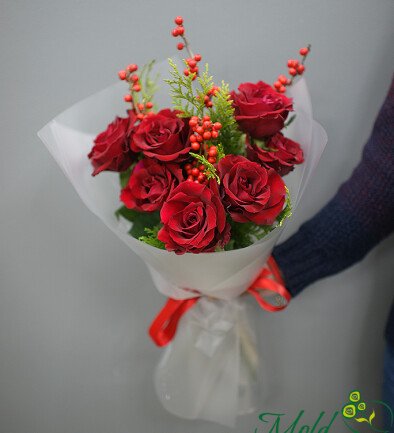 Bouquet of red roses and ilex