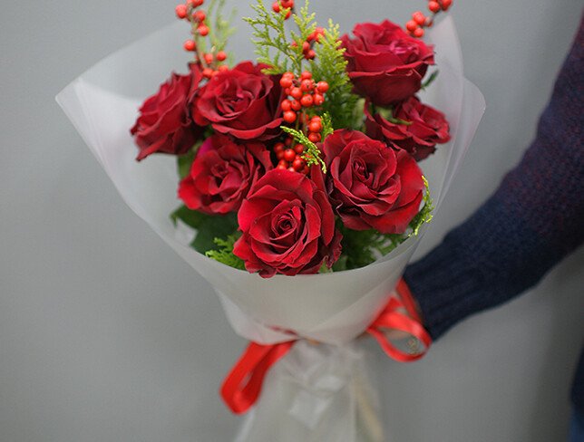 Bouquet of red roses and ilex