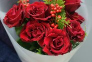 Bouquet of red roses and ilex — photo 2