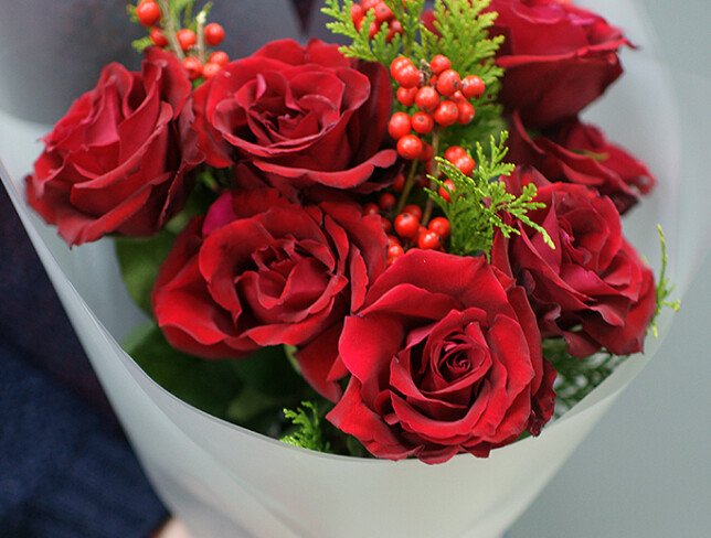 Bouquet of red roses and ilex — photo 2