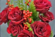 Bouquet of red roses and ilex — photo 3