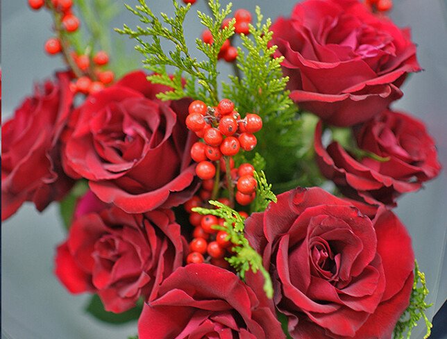 Bouquet of red roses and ilex — photo 3
