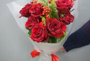 Bouquet of red roses and ilex — photo 4
