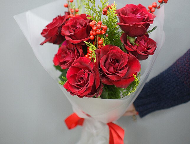 Bouquet of red roses and ilex — photo 4