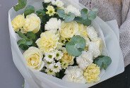 Букет из белых и лимонных гвоздик, роз и эвкалипта — фото 1