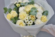 Букет из белых и лимонных гвоздик, роз и эвкалипта — фото 2