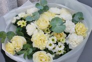 Букет из белых и лимонных гвоздик, роз и эвкалипта — фото 3
