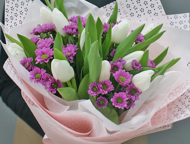 Bouquet of white tulips and pink chrysanthemums "Waltz of flowers" — photo 3