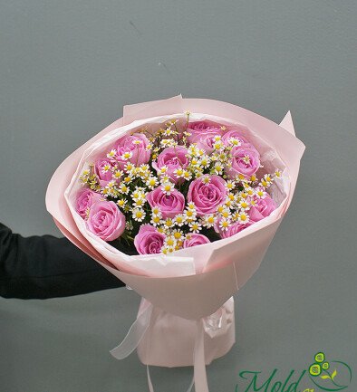 Bouquet of pink roses and field chamomile "Summer Symphony" photo 394x433