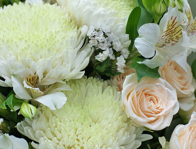 Bouquet of white spherical chrysanthemums and cream rose "Sofia" photo