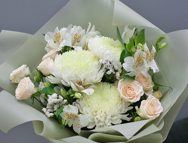 Bouquet of white spherical chrysanthemums and cream rose "Sofia" photo