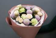 "Букет из зеленых гвоздик, кустовых роз и хризантемы Момоко" — фото 1