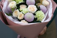 "Букет из зеленых гвоздик, кустовых роз и хризантемы Момоко" — фото 3