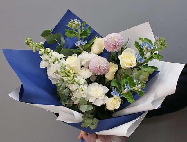 Buchet din trandafiri albi, crizantema momoko si oxypetalum foto