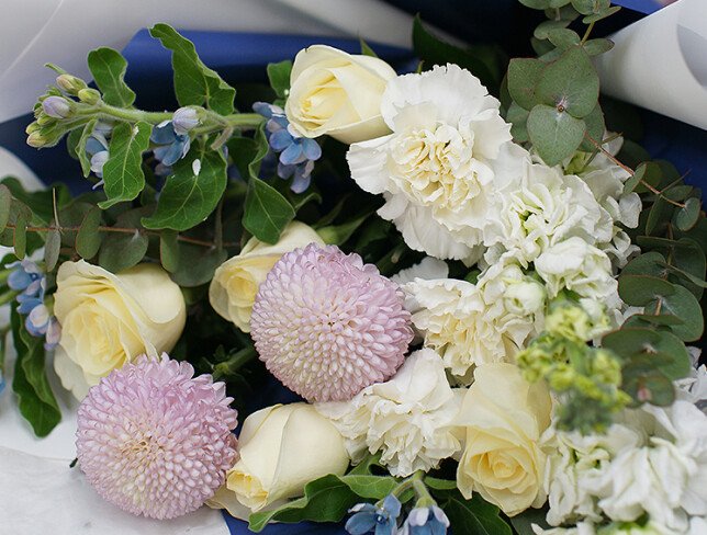 Buchet din trandafiri albi, crizantema momoko si oxypetalum foto
