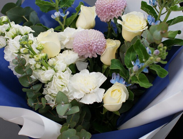 Buchet din trandafiri albi, crizantema momoko si oxypetalum foto