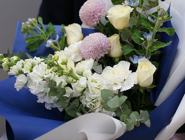 Buchet din trandafiri albi, crizantema momoko si oxypetalum foto