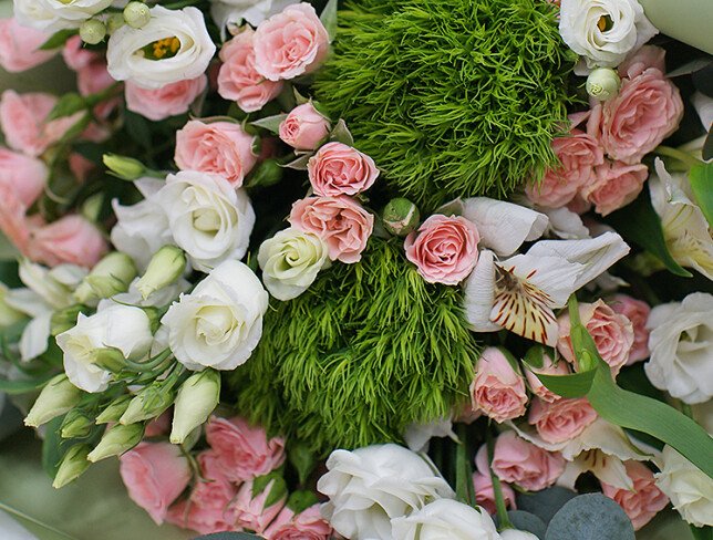Buchet din trandafiri spray, eustoma si dianthus verde pufos foto