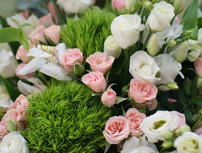 Buchet din trandafiri spray, eustoma si dianthus verde pufos foto