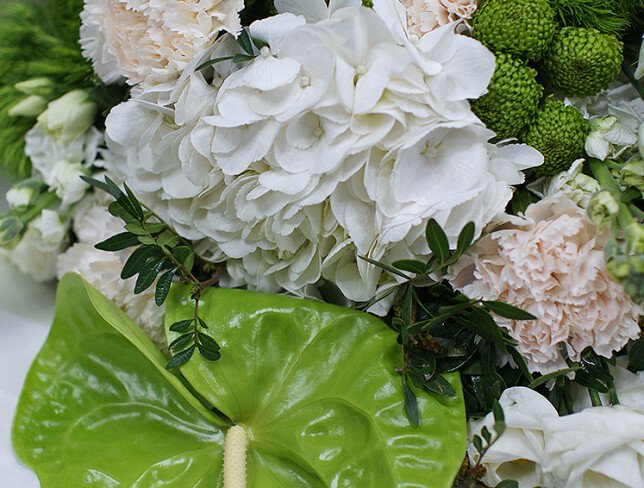 Букет из белой гортензии, эустомы и антуриума "Изумрудный бриз" Фото