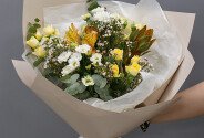 Bouquet of bush yellow roses and chrysanthemums — photo 3
