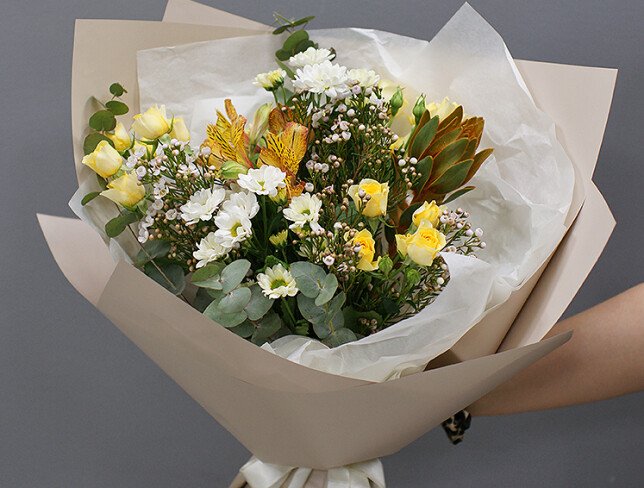 Bouquet of bush yellow roses and chrysanthemums — photo 3