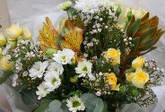 Bouquet of bush yellow roses and chrysanthemums — photo 2
