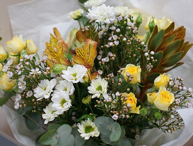 Bouquet of bush yellow roses and chrysanthemums — photo 2