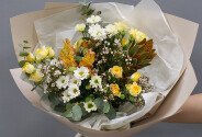 Bouquet of bush yellow roses and chrysanthemums — photo 4