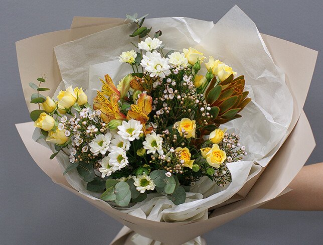 Bouquet of bush yellow roses and chrysanthemums — photo 4