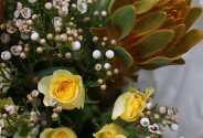Bouquet of bush yellow roses and chrysanthemums — photo 5