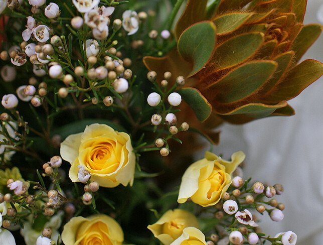 Bouquet of bush yellow roses and chrysanthemums — photo 5