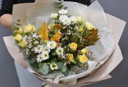 Bouquet of bush yellow roses and chrysanthemums — photo 1