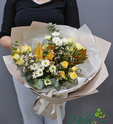Bouquet of bush yellow roses and chrysanthemums