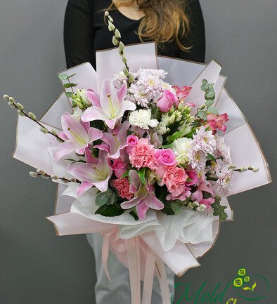 Buchet din trandafiri roz si crini „Aroma de dragoste” foto 394x433