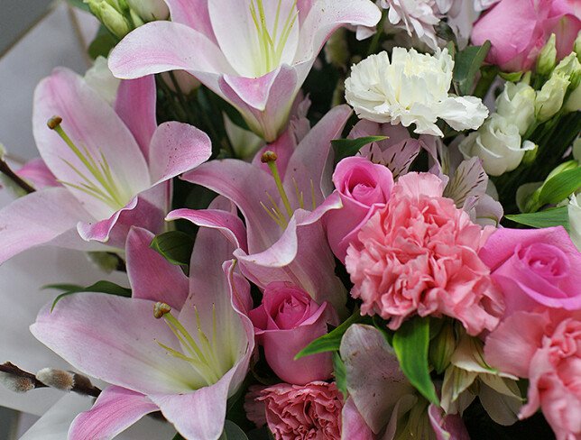 Buchet din trandafiri roz si crini „Aroma de dragoste” foto