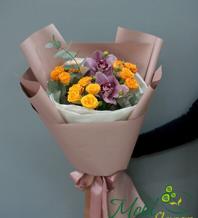 Buchet din trandafiri portocalii de tufa si orhidee „Compliment cald” foto 394x433
