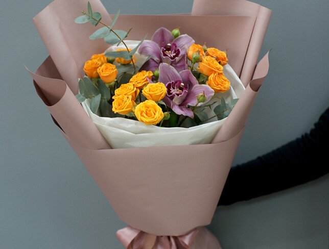 Buchet din trandafiri portocalii de tufa si orhidee „Compliment cald” foto