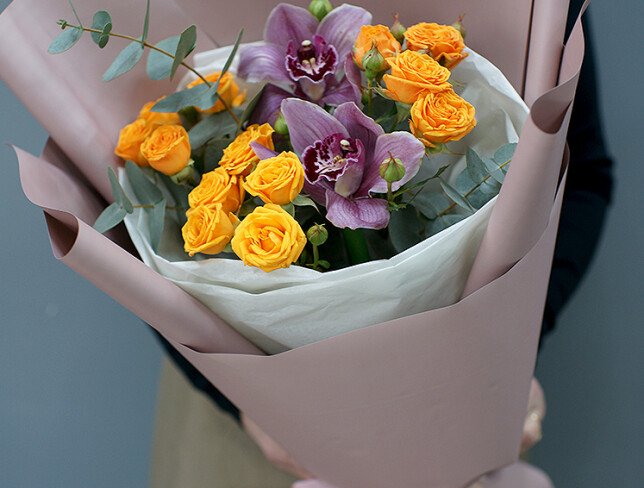 Buchet din trandafiri portocalii de tufa si orhidee „Compliment cald” foto