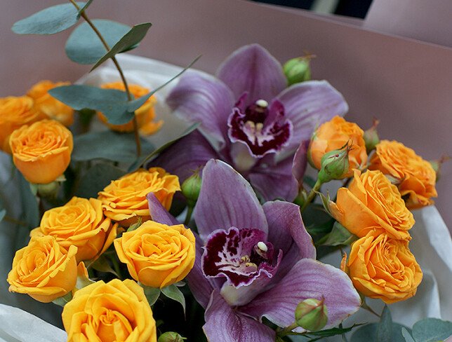 Buchet din trandafiri portocalii de tufa si orhidee „Compliment cald” foto
