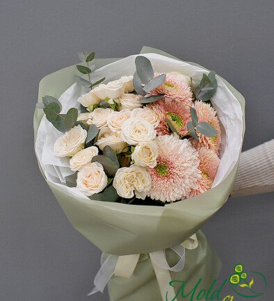 Buchet din trandafiri de tufa si gerbere roz foto 394x433